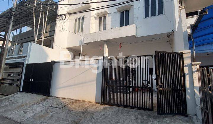 RUMAH 3 LANTAI BAGUS DAN RAPIH DI PLUIT 1