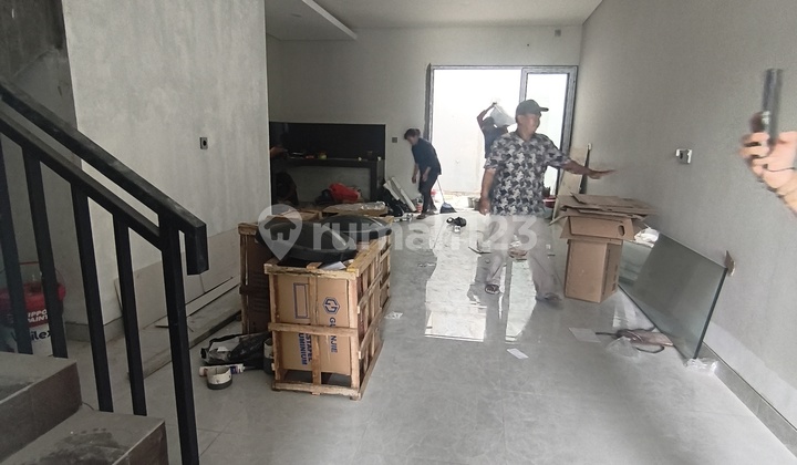 Rumah, 2 Lantai, SHM, di Meruya, 2