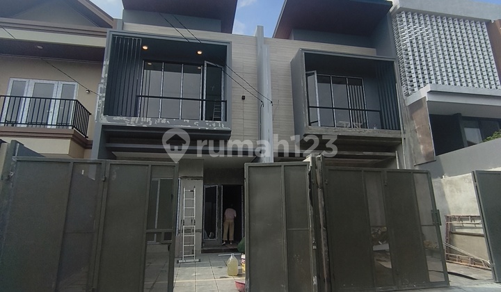 Rumah, 2 Lantai, SHM, di Meruya,