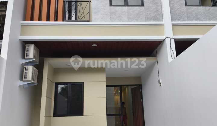 Rumah Bangunan Baru 2 Lantai Siap Huni di Meruya Jakarta Barat