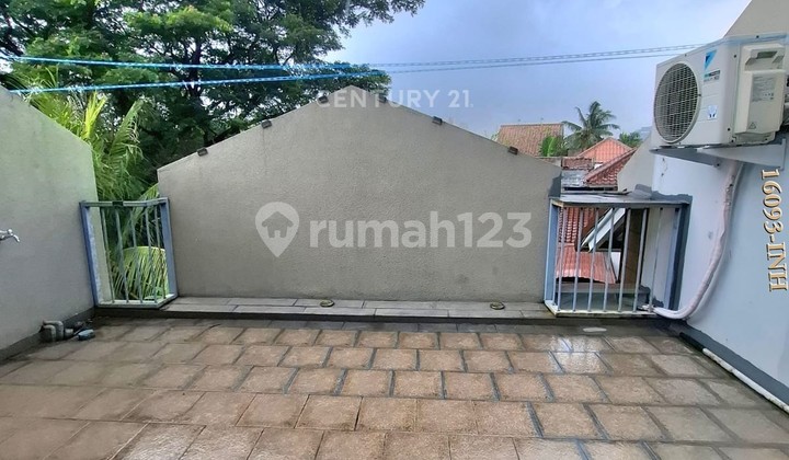 Disewakan Rumah Cantik Depan Taman di Bintaro Jaya Sektor 9 2