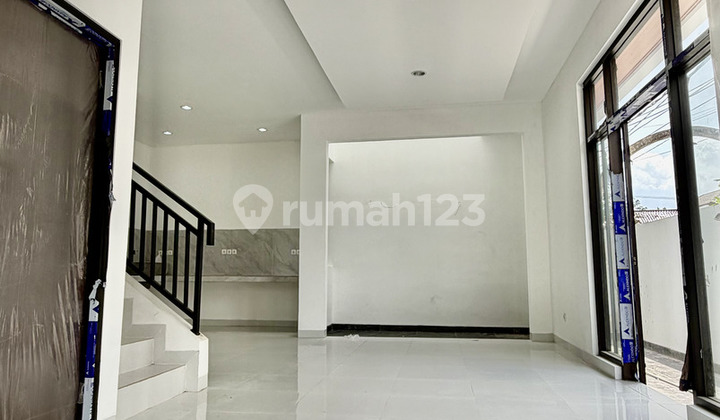 Rumah Hook 3 Lantai 4 Kamar Attic Room di Villa Melati Mas 2