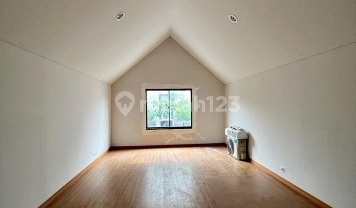 Rumah 2,5 lantai 4+1 kamar attic room hadap utara di Caelus 2