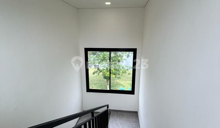 Eminent's 2.5-story hook house with 4+1 bedrooms facing south and west. 2