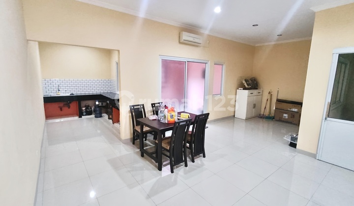 Rumah 2 Lantai 3+1 Kamar Hadap Timur di Crystal