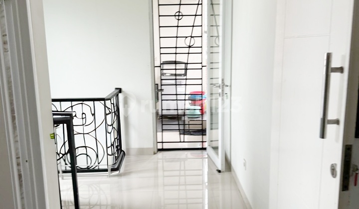 Rumah 2 lantai 5+1 kamar hadap barat di Premiere Village 2