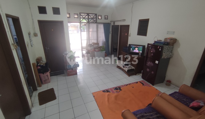 Rumah tua 1 lantai 9+1 kamar berada di jalan boulevard Griya Loka 2