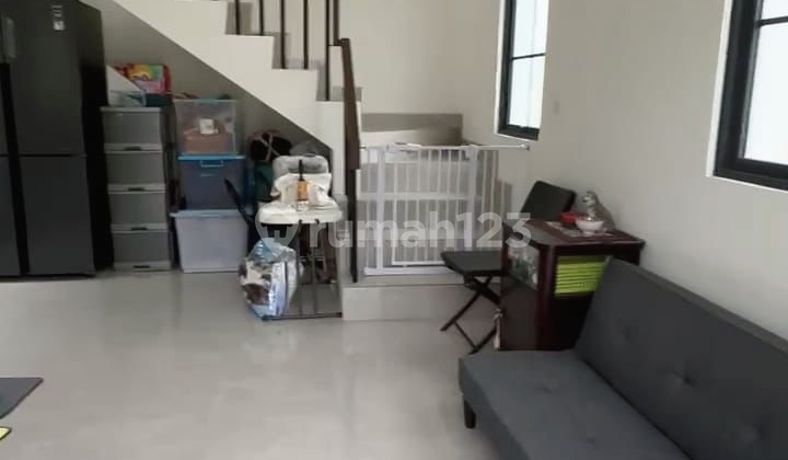 Rumah hook 2 lantai 2 kamar hadap selatan di Citra Garden Bintaro 2