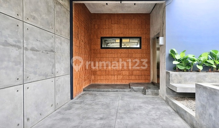 Rumah Baru 2 Lantai 3 Kamar Hadap Selatan di Nusaloka 1