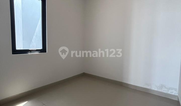 Rumah 2 lantai 4 kamar hadap selatan dekat Eka Hospital di Yuthica 2