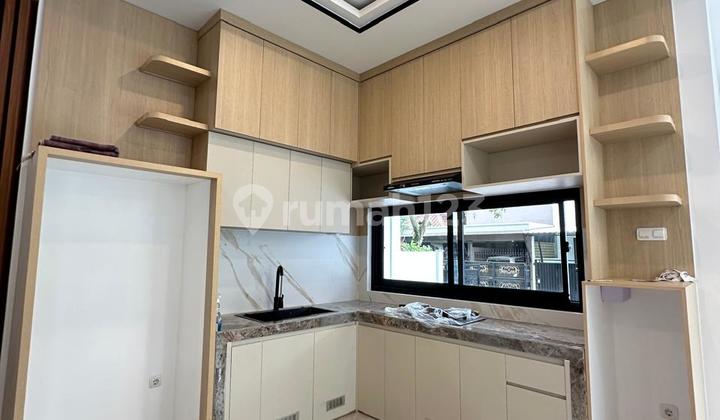 Rumah Baru Hook 2 Lantai 4+1 Kamar di Kencana Loka 2