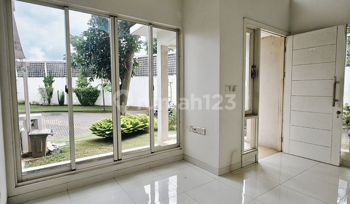 Rumah Hook 2 Lantai 4+1 Kamar Hadap Utara di Volta 2