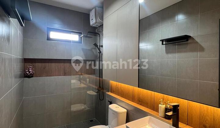 Rumah hook 2 lantai 4+2 kamar timur dan utara di Kencana Loka 2
