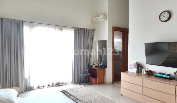 Rumah 2 Lantai Split Level 3+1 Kamar Utara di Nusaloka 2