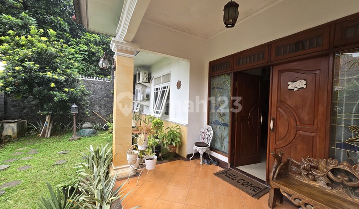 Rumah 2 lantai 5+1 kamar hadap utara di Giri Loka