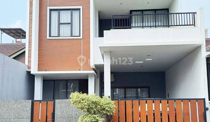 Rumah 2 Lantai 3 Kamar Hadap Selatan di Banjar Wijaya 1