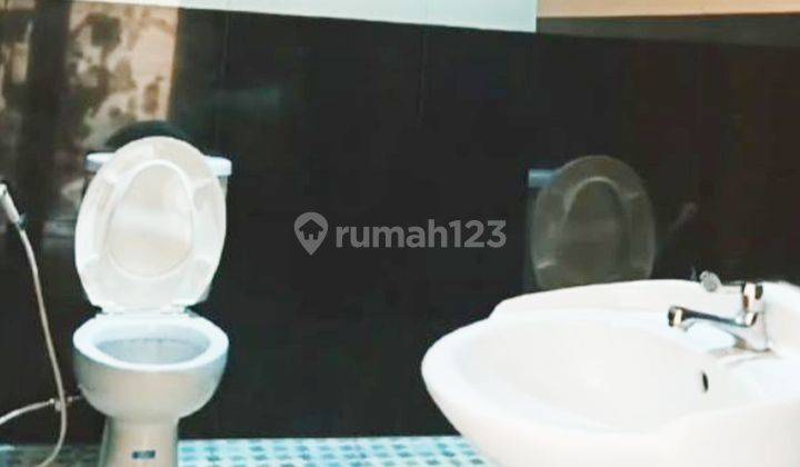 Rumah 2 Lantai 5+1 Kamar Hadap Utara di Kencana Loka 2