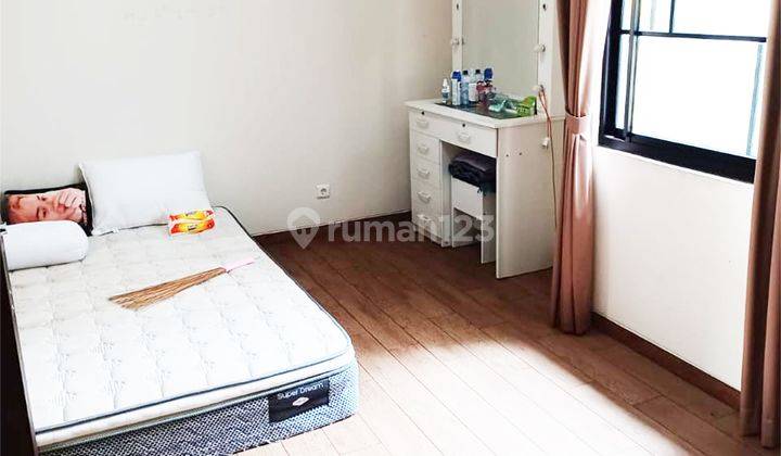 Rumah 2 Lantai 3+1 Kamar Hadap Selatan di Sutera Victoria 2