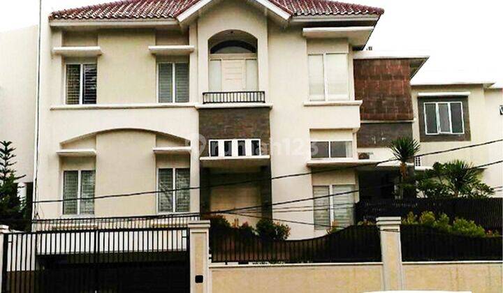 Rumah 3 Lantai 4+2 Kamar Berada di Jalan Boulevard Row 3 Mobil 1