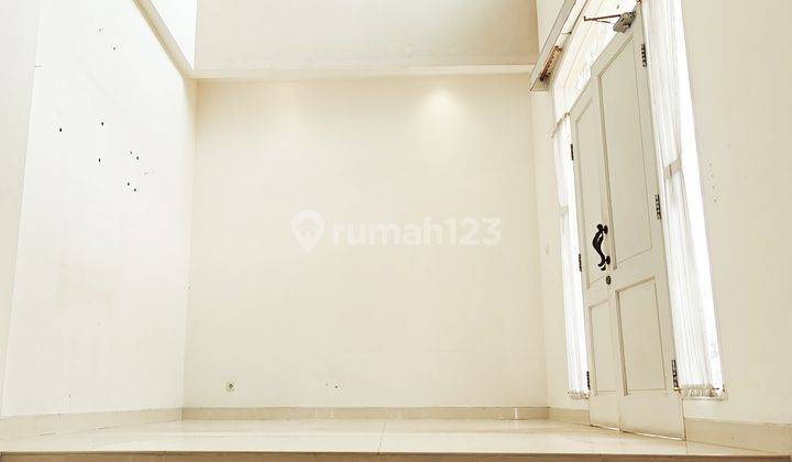 Rumah Hook 2,5 Lantai 5+1 Kamar di Sutera Kirana 2