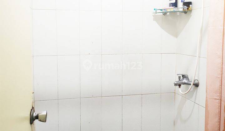 Rumah 1 Lantai 2 Kamar Dekat Stasiun Kereta di Kencana Loka 2