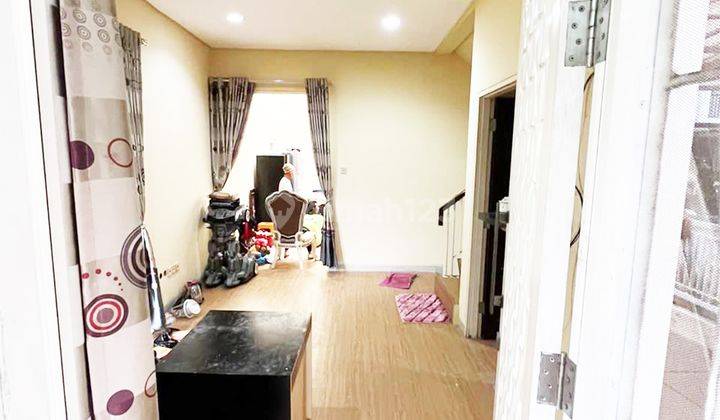 rumah hook 2 lantai 4 kamar dekat binus di Residence One 2