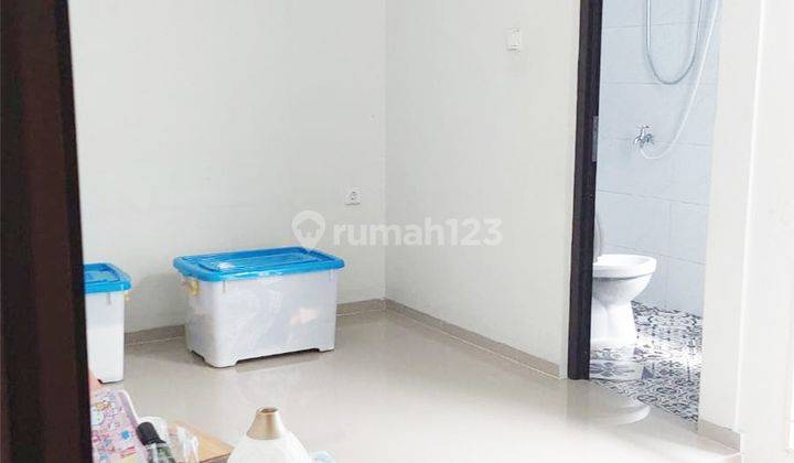 rumah 2 lantai 2 kamar dekat pintu tol di Graha Raya 2