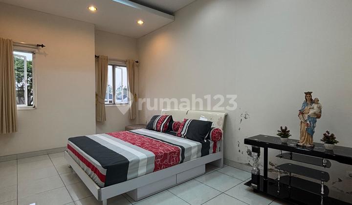 Rumah split level 2 lantai 5+1 kamar dekat tol di The Green 2