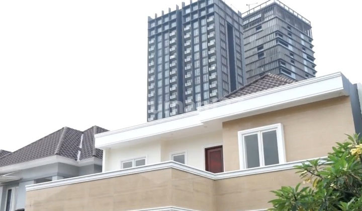 Rumah 2 lantai 4+1 kamar hadap selatan di Sutera Mentari 1