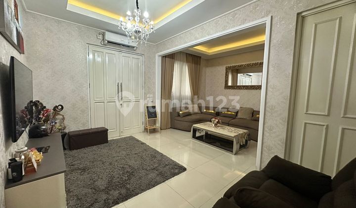 Rumah hook 2 lantai 4+1 kamar siap huni di Pinewood Rumah hook 2 lantai 4+1 kamar siap huni di Pinewood