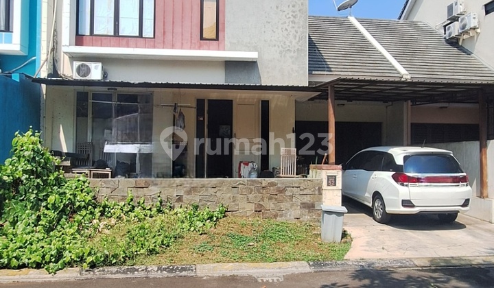 2-story house with 4+1 bedrooms near the toll road in Graha Raya