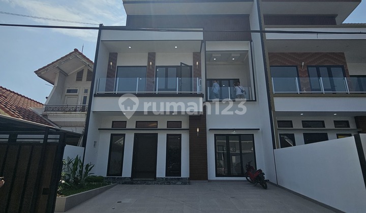 Rumah baru 2 lantai 4+1 kamar siap huni di Nusaloka