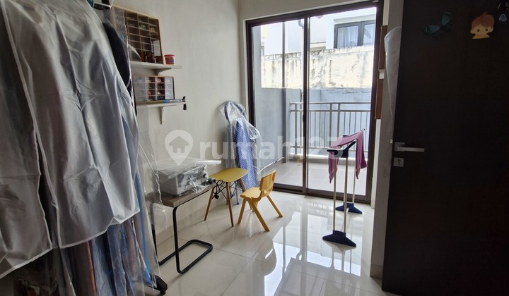 Two-story house with 3+1 bedrooms facing northeast in Eminent. 2