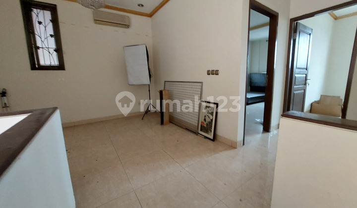 Rumah 2 lantai 3+1 kamar hadap barat di Sutera Intan