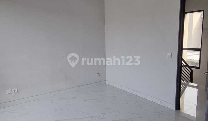 Rumah baru 2 lantai 3 kamar hadap selatan di Pinewood 2