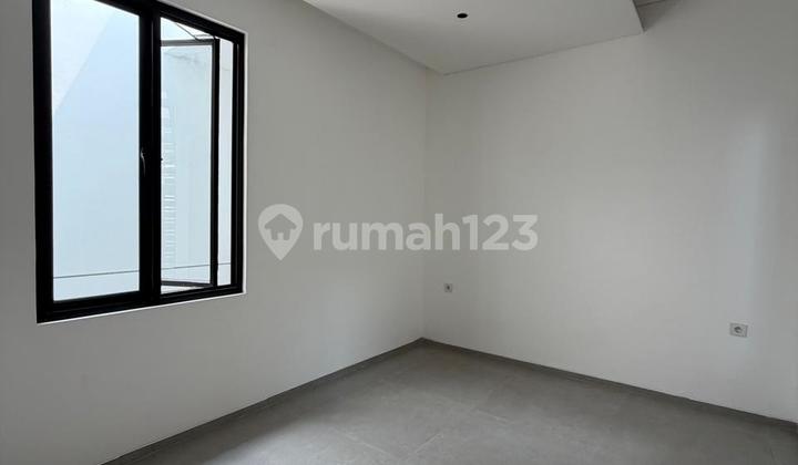 2.5-story house with 4+1 south-facing rooms in Sutera Flamboyan 2