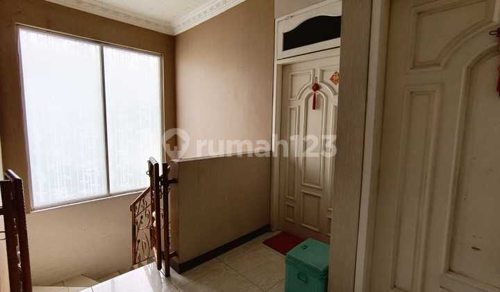 Rumah hook 2,5 lantai 4+1 kamar barat dan selatan di Banjar Wijaya 2