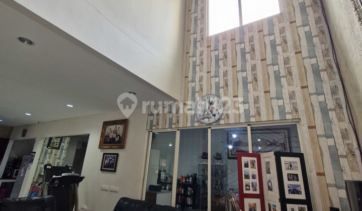 Rumah 2 lantai 4+1 kamar semi furnish dekat tol di The Green 2