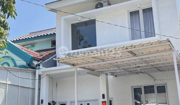 2-Story House with 4 Bedrooms Facing East in Graha Raya