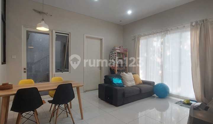 Rumah hook 2 lantai 4+1 kamar hadap barat daya dan tenggara di Volta 1