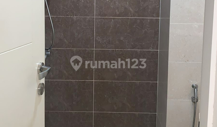 Rumah 2 lantai 3+1 kamar hadap timur laut di Flamingo 2