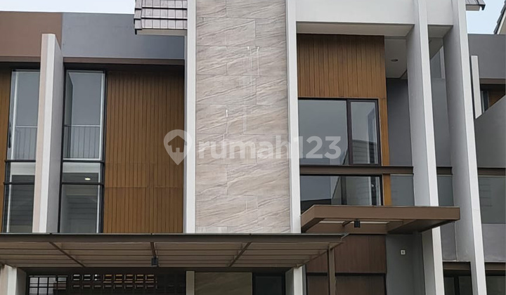 Rumah 3 lantai 4+1 kamar hadap selatan di Citra Garden