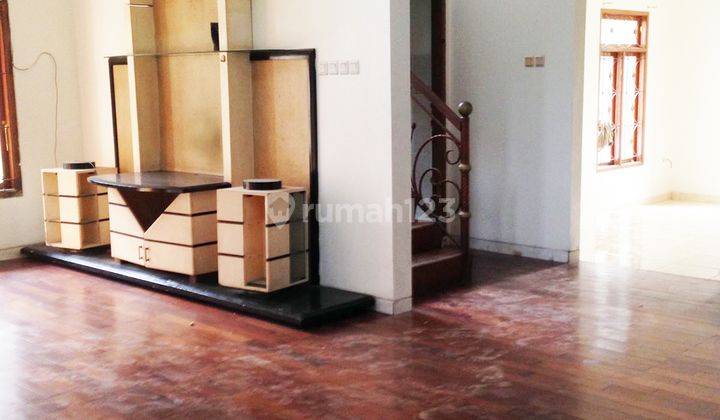 Rumah 2 lantai 5+1 kamar nonfurnished di Anggrek Loka 2