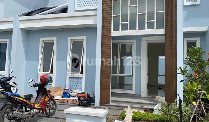 Rumah 2 Lantai 3+1 Kamar Hadap Selatan di Chiara