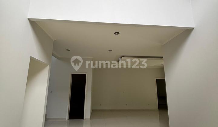 Rumah hook 2 lantai 4+1 kamar hadap taman di Delatinos  2