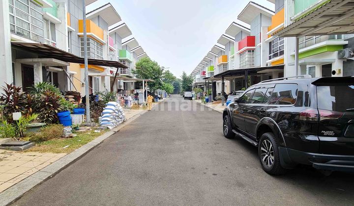 Rumah 2 lantai 3 kamar hadap barat di Riviera Village