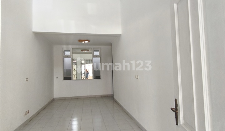 Rumah 2 lantai 2+1 kamar hadap utara di Sutera Kirana