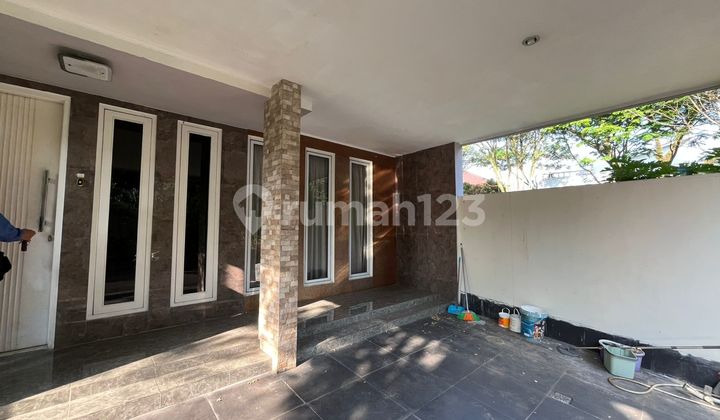 2-story house with 4 bedrooms in front of a garden near the toll road in The Green