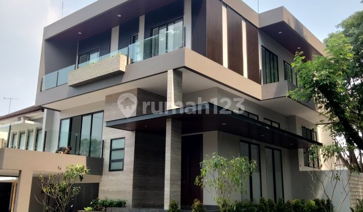 Rumah hook 3 lantai 4+2 kamar hadap selatan dan timur di Green Cove