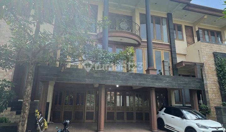 Rumah hook 2 lantai 6+1 kamar hadap timur di  Tataka Puri 1